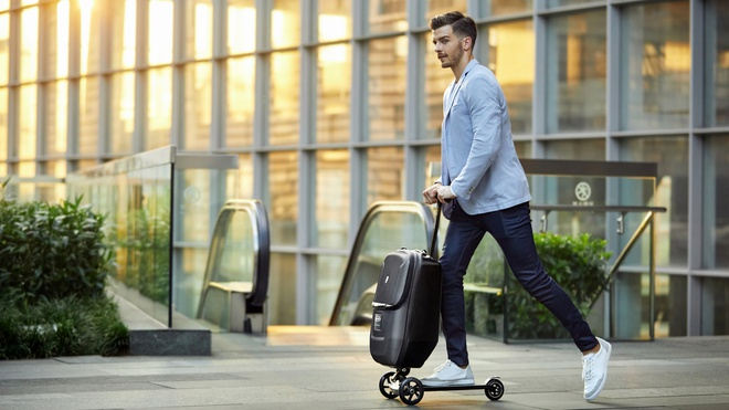 Video: Cận cảnh scooter điện tích hợp balo, kết nối wifi và GPS
