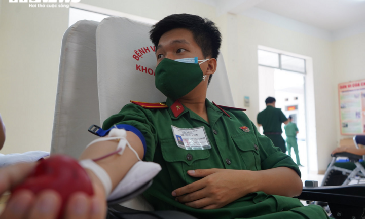 300 cán bộ, chiến sĩ tình nguyện hiến máu khi hay tin kho máu tại TP.HCM đã cạn