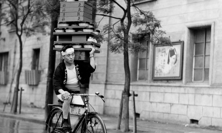 Nghề shipper giao đồ ăn tận nhà xuất hiện từ thế kỷ nào?