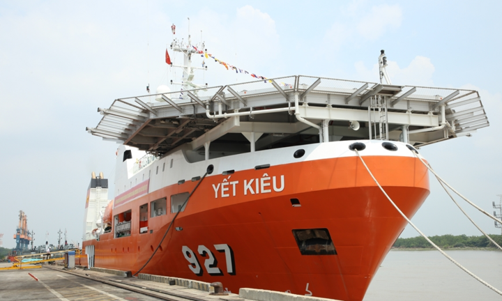 Hải quân Việt Nam đưa vào biên chế tàu tìm kiếm cứu nạn tàu ngầm hiện đại