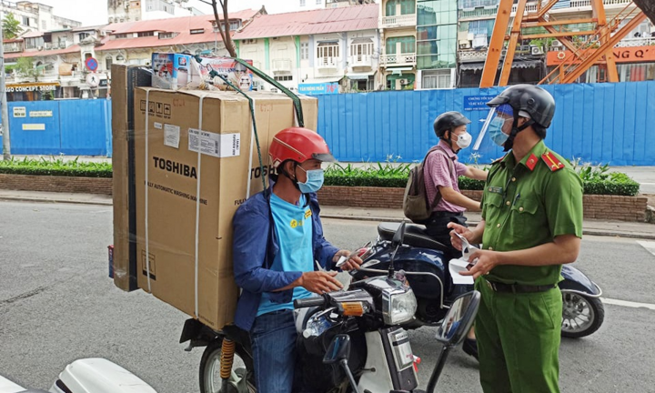 Khi quạt, bếp gas gặp khó vì không phải là 'hàng thiết yếu'