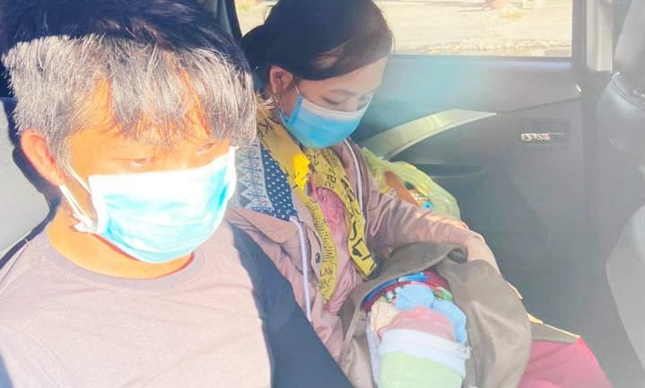 Bé 9 ngày tuổi đi ngàn km trên xe máy cùng cha mẹ về quê được giúp đỡ ở Đà Nẵng