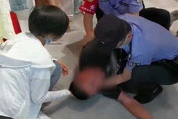 Giả vờ cắt cổ tay để thử lòng, ai ngờ hại bạn trai suýt chết