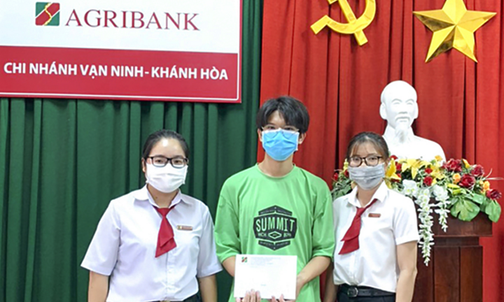 Nam sinh bán trà sữa trở thành thủ khoa tốt nghiệp của tỉnh Khánh Hòa