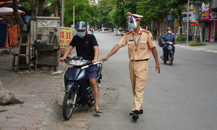 1001 lý do ra đường khi không cần thiết của người dân Hà Nội