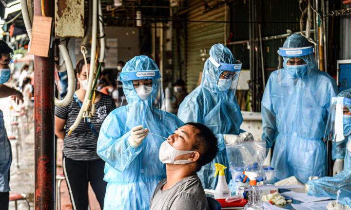 Hà Nội: Lấy mẫu xét nghiệm COVID-19 cho hơn 300 tiểu thương chợ Phùng Khoang