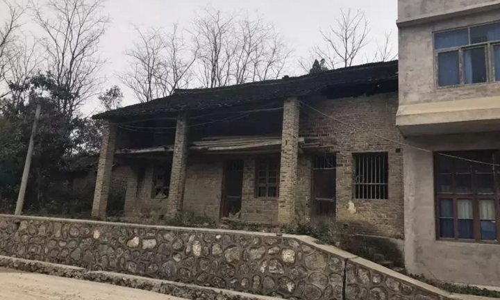 Nhà cũ của chồng Triệu Vy tồi tàn đến khó tin