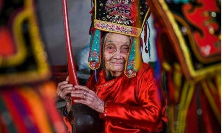 Nghệ nhân 100 tuổi Mỗ Thị Kịt - báu vật của nghệ thuật hát then