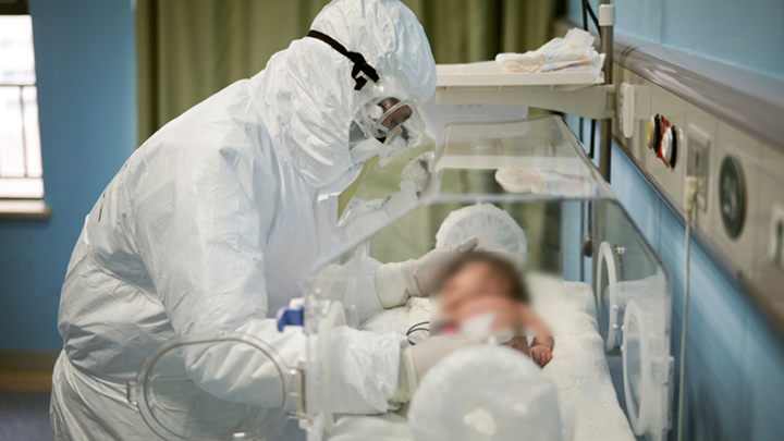 Video: Bác sĩ nỗ lực giành lại sự sống cho bé 10 tháng tuổi mắc COVID-19