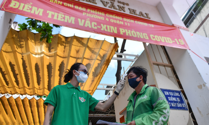 Ngày đầu TP.HCM tiêm vaccine COVID-19 cho shipper