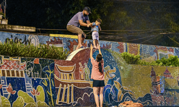 Video: Trèo rào ra khỏi khu phong tỏa trong đêm ở Hà Nội