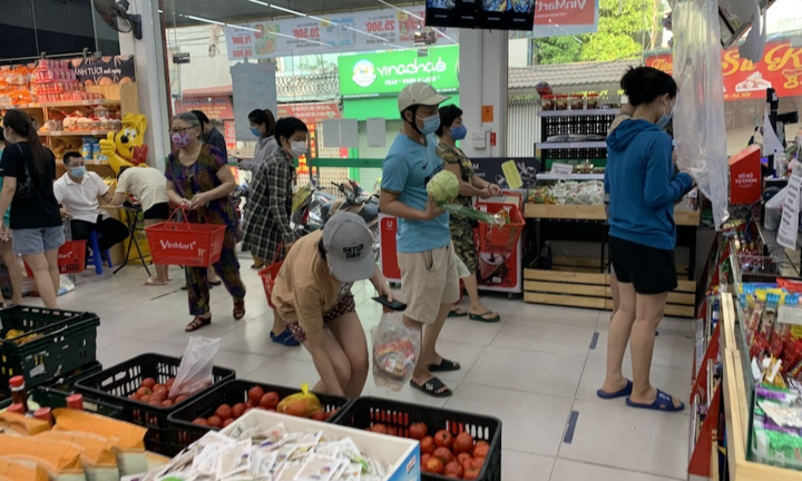 Sau sự cố liên quan ca F0, khách vẫn mua sắm đông đúc tại chuỗi siêu thị Vinmart