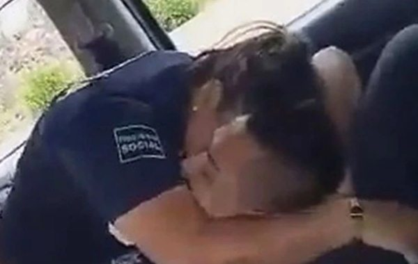 'Thân mật' trong xe công vụ, cặp đôi cảnh sát bị sa thải 