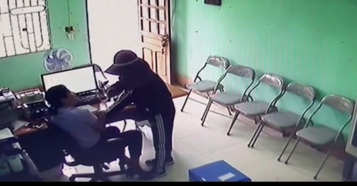 Video: Nữ nghi phạm 34 tuổi dùng dao cướp quỹ tín dụng