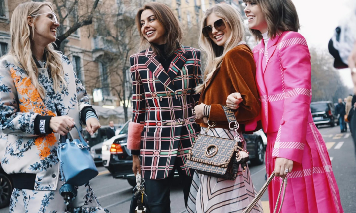 Vì sao dân mạng nghiện xem người giàu khoe của?