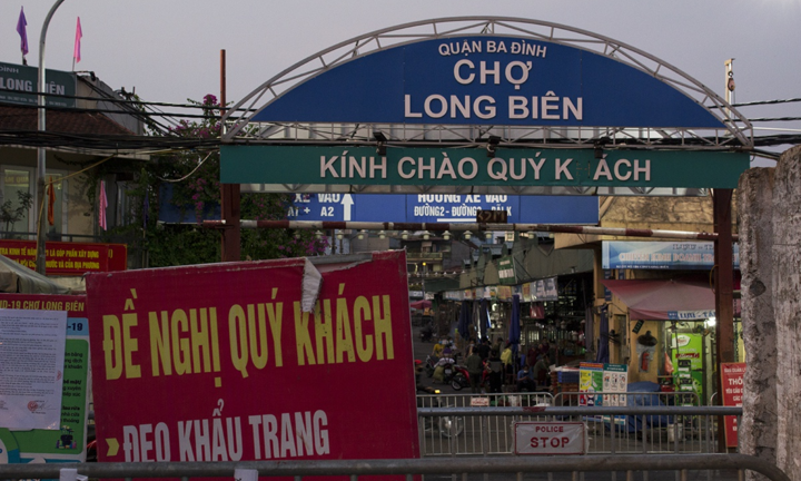 Hàng trăm tấn hoa quả kẹt tại chợ Long Biên