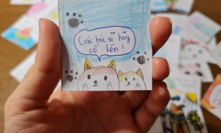 Những sticker ngộ nghĩnh kèm lời động viên trên hộp cơm gửi bác sĩ chống dịch