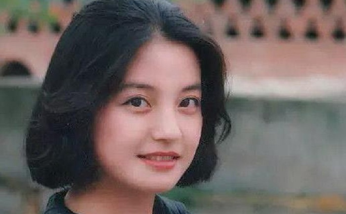 Nhan sắc tuổi đôi mươi và thành tích học tập đáng nể của Triệu Vy