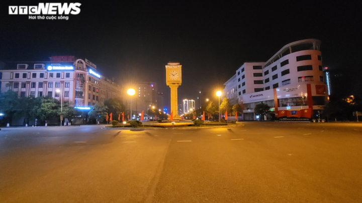 Ảnh: Đường phố Bắc Ninh vắng lặng sau quy định cấm ra đường lúc 21h