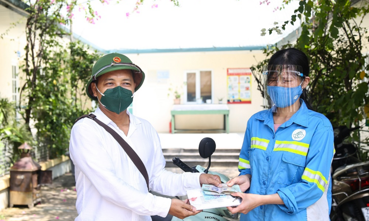 Nữ lao công bị cướp được tặng 4 xe máy, tặng lại đồng nghiệp 3 xe