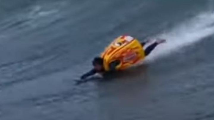 Video: Người đàn ông lướt sóng bằng trang phục Sumo