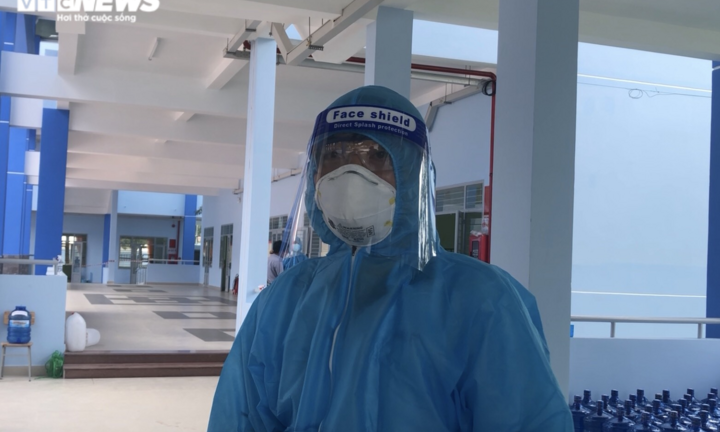 Bác sĩ quân y nghỉ hưu xung phong vào điểm nóng chăm sóc bệnh nhân COVID-19