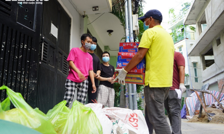Đi từng ngõ, gõ cửa từng nhà tặng nhu yếu phẩm cho người gặp khó ở TP.HCM
