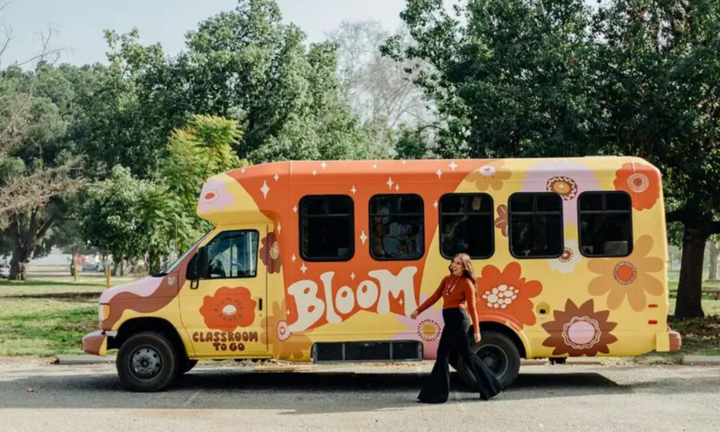 Cô giáo Mỹ cải tạo xe buýt thành lớp học