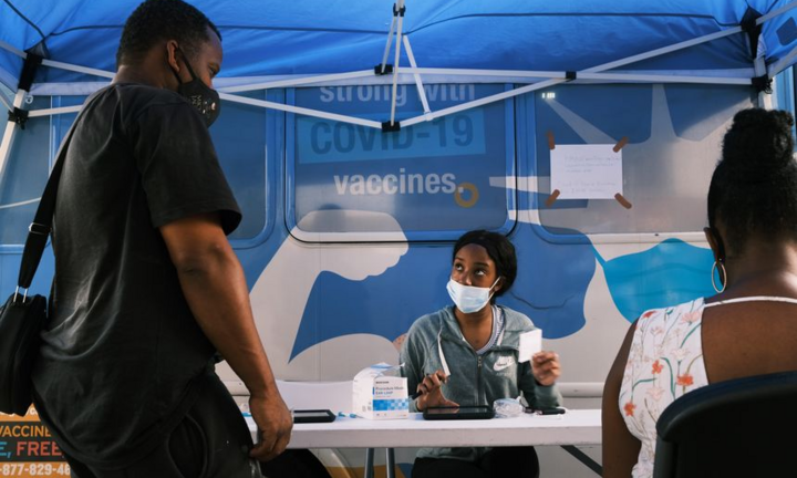 Các nước phát triển phớt lờ kêu gọi ngừng tiêm chủng bổ sung của WHO 