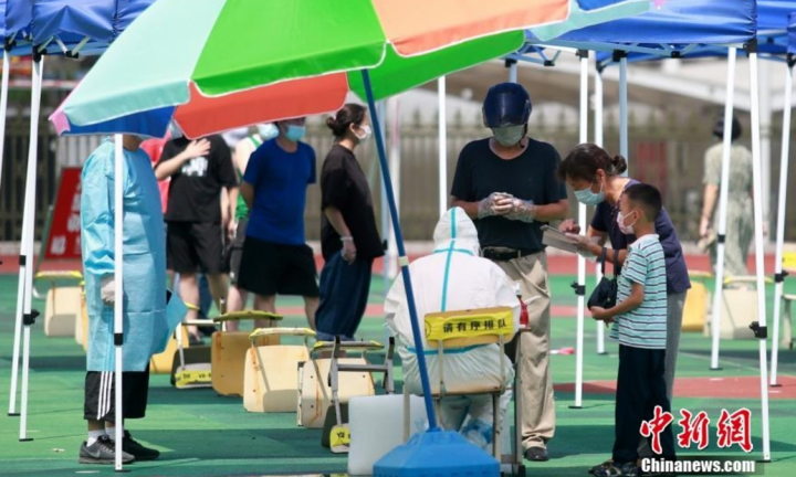 Trung Quốc phong tỏa thêm một thành phố, Lào ghi nhận gần 8.000 ca mắc COVID-19