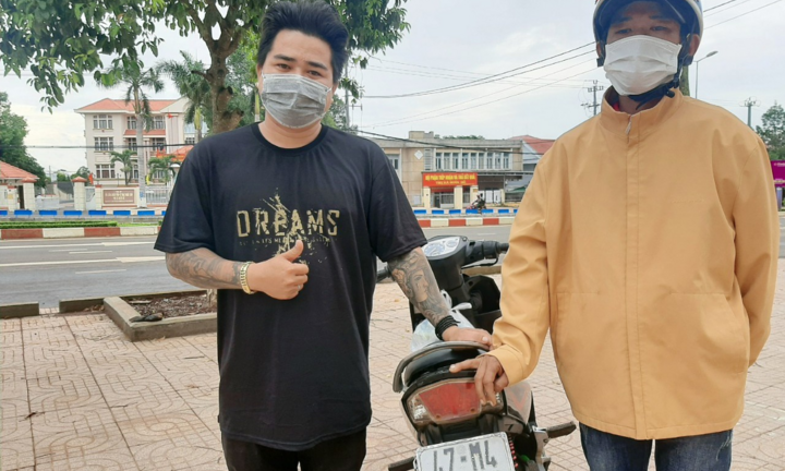 Đi bộ hơn 500 km về quê tránh dịch, dọc đường được tặng xe máy