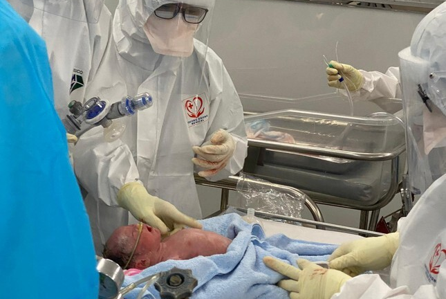 Ba giờ sáng, mổ bắt con cho thai phụ mắc COVID-19 nguy kịch