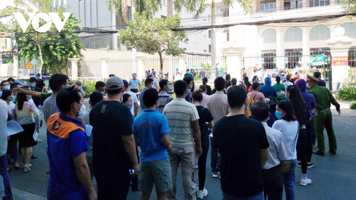 Một tình nguyện viên ở điểm tiêm vaccine là F0, gần 1.000 người phải xét nghiệm