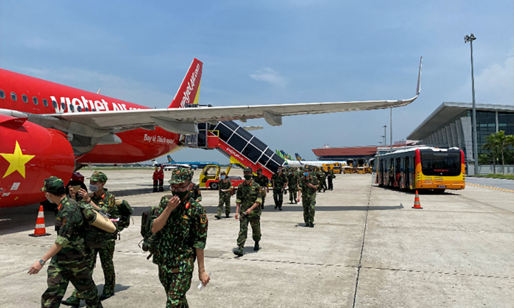 Vietjet vận chuyển hàng nghìn y bác sĩ, hàng triệu liều vaccine phòng dịch