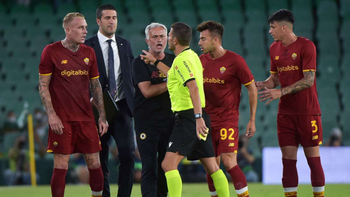 Mourinho bị đuổi khỏi sân, AS Roma thua tan nát 5 bàn