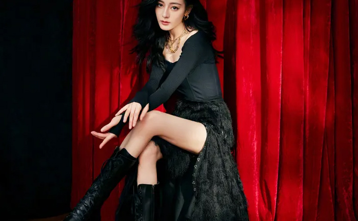 Địch Lệ Nhiệt Ba chân gầy như que tăm, fan chê thiếu sức sống