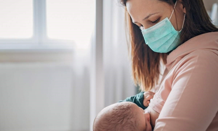 Mẹ mắc COVID-19 có nên cho con bú?