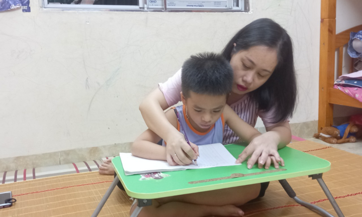 Giáo viên mầm non bán rau, bán trứng xoay xở trong mùa dịch