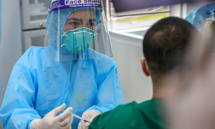 Hướng dẫn mới của Bộ Y tế: Ai nên trì hoãn tiêm vaccine COVID-19?