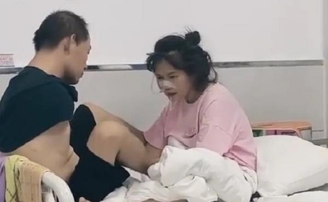 Cảnh chồng khuyết tật chăm vợ ở bệnh viện khiến dân mạng rơi nước mắt