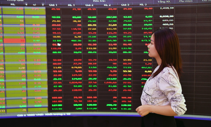 Cuối năm, nên đầu tư nhóm cổ phiếu nào?