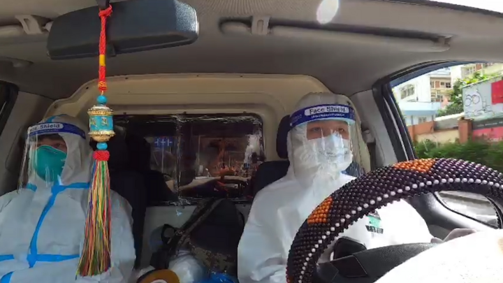 Video: Cha con ở Quảng Bình lái xe cấp cứu vào TP.HCM hỗ trợ chống dịch