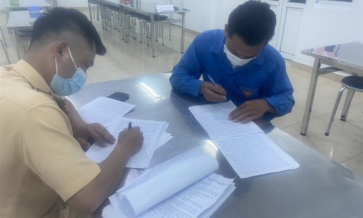 Phạt 18 triệu đồng với tài xế lợi dụng xe cứu hộ chở người qua chốt kiểm soát 
