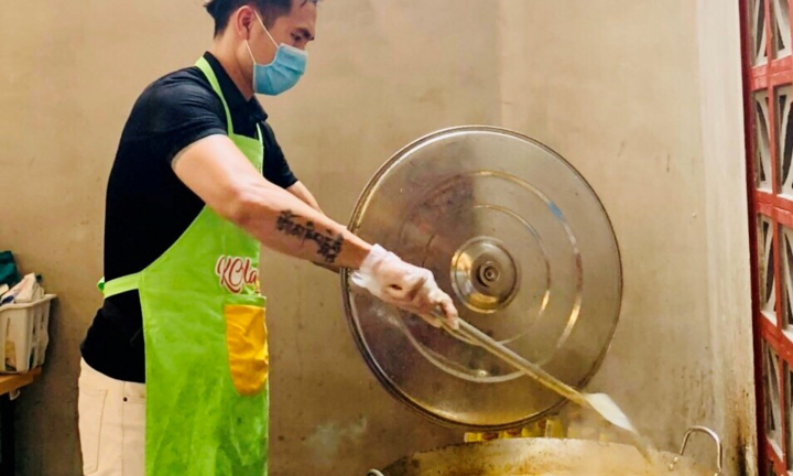 Anh Tình nấu cơm từ thiện, thuê nhà cho người vô gia cư 