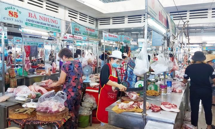 Đà Nẵng: Giá rau củ, thịt cá tăng chóng mặt vẫn ‘cháy’ hàng