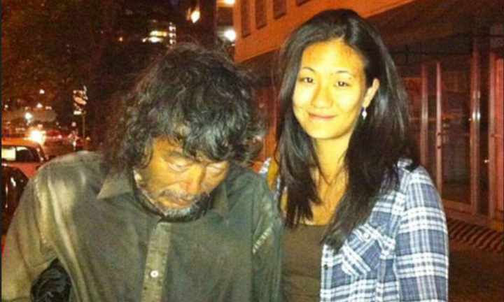 Cô gái bất ngờ tìm được bố ruột khi đang lang thang chụp ảnh người vô gia cư