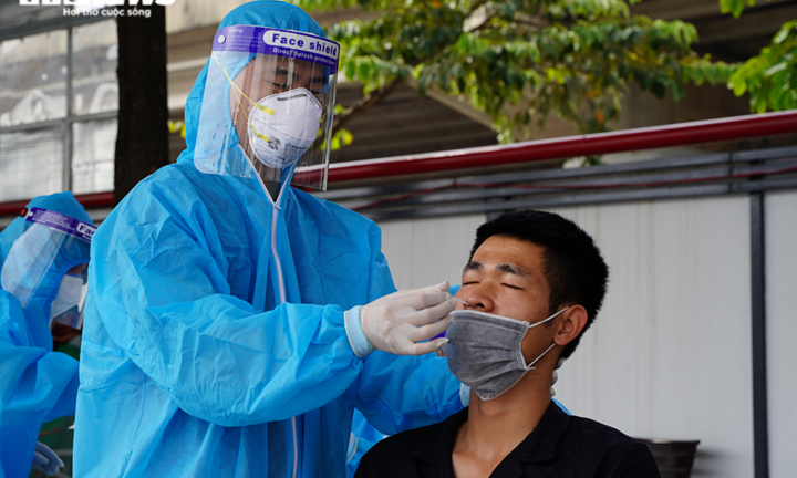 Gần 300 lái xe 'luồng xanh' ở Hà Nội được làm xét nghiệm nhanh COVID-19