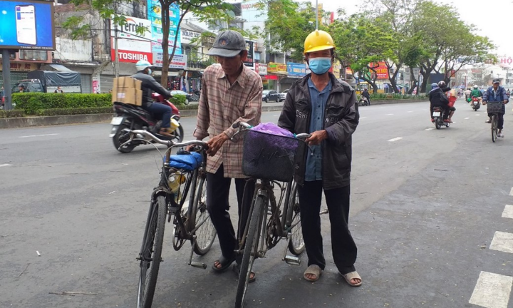 Nhọc nhằn nghề xe đạp thồ mưu sinh ở khu chợ nổi tiếng nhất cố đô Huế