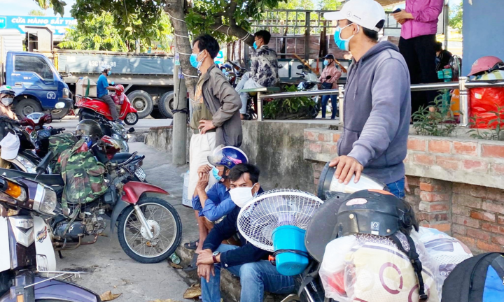 Tự phát rời Đà Nẵng, nhiều người Quảng Nam mắc kẹt ở chốt kiểm soát dịch