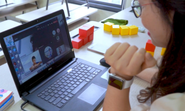 Trẻ lớp 1 học online: Cha mẹ cần tạo hứng thú cho con khi học, bỏ qua thành tích